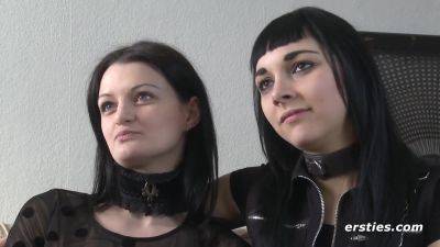 Einblick ins BDSM-Sexleben eines deutschen lesbischen Paares - Kinky Brunette Lesbians - Germany on freereelz.com