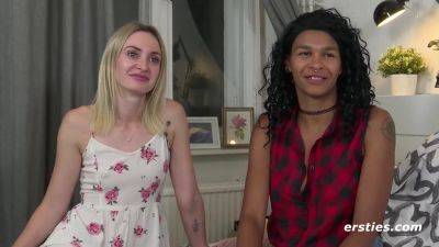 Lesbische Amateurmadels haben Sexy-Spa miteinander - Blonde and ebony in interracial lesbian sex - Germany on freereelz.com