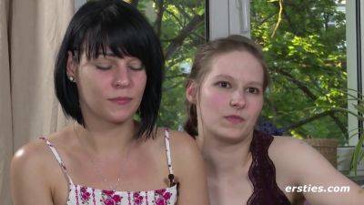 Wollustige Madels probieren ungewïhnliche Toys aus - Big tits German brunette lesbians - Germany on freereelz.com