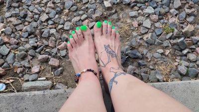 Goth Girl With Cute Feet on freereelz.com