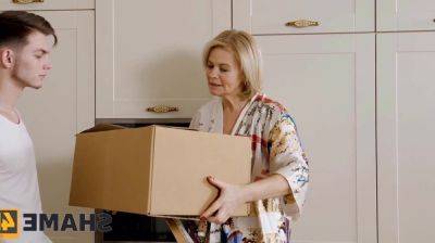 Mature Russian cougar fucked by younger delivery man - Shame 4K - Russia on freereelz.com