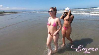 Amigas Que Adoram Uma Putaria! Elas Nao Resistem E Se Chupam Em Praia Publica on freereelz.com