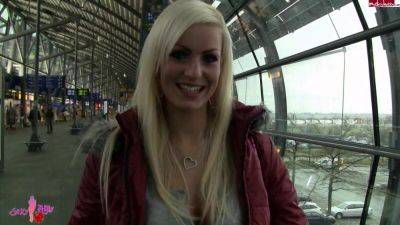 Amy Starr - Mitten Auf Dem Flughafen Gefickt - Germany on freereelz.com