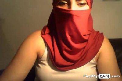 Hijab Wearing Girl Flashes Tits Ass And Pussy on freereelz.com