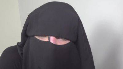 Muslim babe gets given a special gift - Czech Republic on freereelz.com