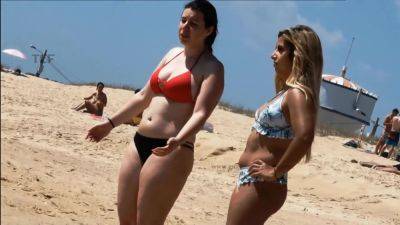 Voyeur Bikini Girls on freereelz.com