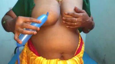 Desi Aunty Showing Her Boobs - India on freereelz.com