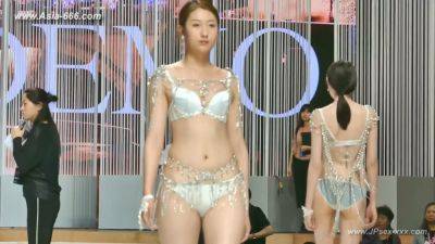 Chinese model in sexy lingerie show.19 - China on freereelz.com