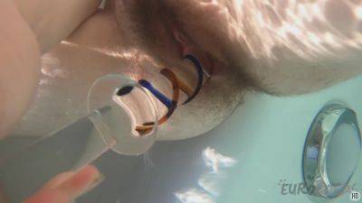 Hot Model Brille Masturbating Underwater In The Jacuzzi Unshaved Teen Pussy on freereelz.com