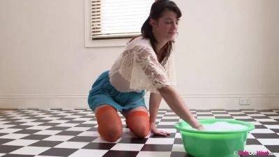 Pepita's Floor Cleaning: A Solo Amateur Experience on freereelz.com