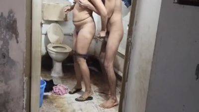 Saali Ki Gand Mari Jiju Ne Chup Chup Ke Bathroom Me Jake on freereelz.com