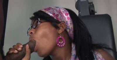 Ebony teen throats the BBC wet before letting it work her muff on freereelz.com