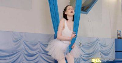 Adorable young ballerina plays by herself in seductive solo kinks on freereelz.com