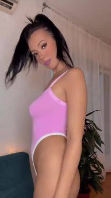 #Ponytail #Pinkvibes #Pinkbodysuit #Bodygoals #Brunette - Sex Cam on freereelz.com