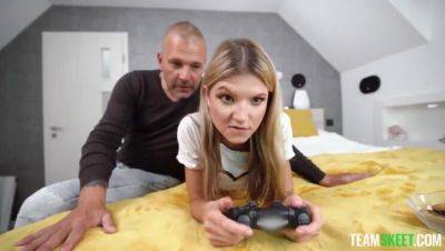 Blonde Gamer's Cumshot Fixation on freereelz.com