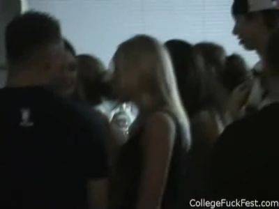 Kissing coed teens get busy in amateur party on freereelz.com