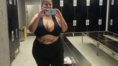 Mary Jhuana - Bbw Exibida No Banheiro Da Academia 6 Min on freereelz.com