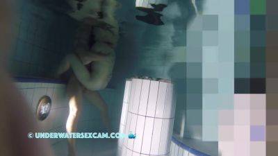 Hot Couple Has Underwater Sex In A Corner on freereelz.com