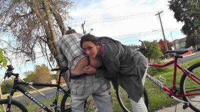 Promenade en vélo avec ma nympho on freereelz.com