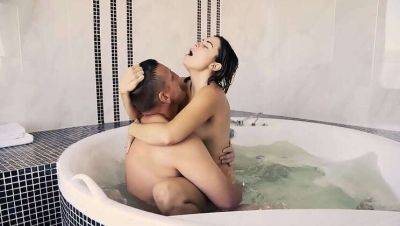 High-End Underwater Blowjob & Anal Sex Video: Alice & Mike's Intimate Encounter on freereelz.com