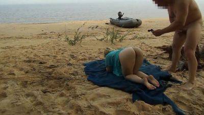 Milf allows to fuck her tight anal on the beach - Amateur Porn on freereelz.com