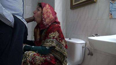 A Raunchy Turkish Muslim Spouse's Encounter with a Black Immigrant in a Public Restroom - Britain - Turkey on freereelz.com