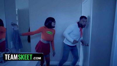 Velma and Fred's Spooky Mystery: Cosplay Fun Turns X-Rated! on freereelz.com