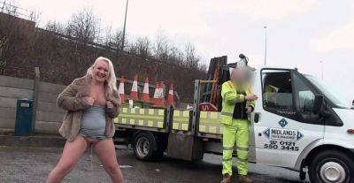 British amateur slut pees on the street and doesn't care - Britain on freereelz.com