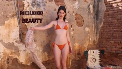 Molded Beauty - Bella Donna on freereelz.com