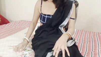 Desi Bhabhi in Black Saree Shows Off Hot Body and Gets Fucked Hard - India on freereelz.com